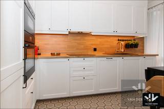 <strong><u>TROEVEN/</u></strong>
<ul>
<li>Toplocatie in Hasselt (Hollands Veld) – groene, rustige en gegeerde buurt</li>
<li>Op enkele minuten van het stadscentrum</li>
<li>Vlotte bereikbaarheid – tussen grote & kleine ring + dichtbij autosnelweg</li>
<li>Derde verdieping met lift</li>
<li><u><strong>102 m2 bewoonbare oppervlakte</strong></u> + terras </li>
<li>Ruime woonkamer met prachtige parketvloer</li>
<li><strong><u>Recent vernieuwde keuken en nieuwe ALU-Ramen</u></strong> </li>
<li>3 slaapkamers (mogelijkheid tot bureel)</li>
<li>Terras aanwezig</li>
<li>Afsluitbare kelderberging én <strong><u>garagebox </u></strong>met automatische poort <u><strong>inbegrepen in de prijs </strong></u></li>
<li>Eigen garagebox achteraan het gebouw</li>
<li>Bewoond door de allereerste eigenaar, beschikbaar bij notariële akte</li>
</ul>
<br /><strong>Locatie</strong> - Het appartement is gelegen op de derde verdieping van residentie Sint Martinus aan de Paul Bellefroidlaan in de Hasseltse stadswijk het “Hollands Veld”. Een omgeving met veel groen, speeltuinen en mooi verzorgde woningen. Deze gegeerde locatie bevindt zich tussen de grote en de kleine ring en op korte afstand van enerzijds het stadscentrum en anderzijds de vele uitvalswegen en de op- en afrit van de autosnelweg.<br /><br /><strong>Indeling</strong> - Via de lift of de trap komen we bij dit ruim appartement op de derde verdieping. De indeling omvat de centrale hal met inbouwkasten die ons leidt naar de woonkamer met een prachtige parketvloer, de recent vernieuwde keuken en het terras. Verder zijn er 3 slaapkamers, waarvan de kleinste gebruikt wordt als bureel, een badkamer en het apart toilet.<br />Inclusief is er een afsluitbare bergruimte in de kelder en achteraan het gebouw uw eigen garagebox.<br />Een tof appartement voor eigen bewoning of een interessante opbrengsteigendom die je kan aanpassen en inrichten naar uw eigen behoefte en smaak.<br />Kortom, een degelijk en ruim appartement op slechts enkele minuten fietsen van het stadscentrum met al zijn faciliteiten.<br /><br />Ons team laat u graag dit appartement zien!