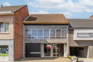 <h3><span>Ruimte, mogelijkheden en een locatie die altijd aantrekkelijk blijft</span></h3>
<p><span>Sommige woningen vallen op door hun afwerking, andere door hun potentieel. Deze eigendom combineert vooral ruimte, een uitzonderlijk centrale ligging en een indeling die klaar is voor een nieuwe invulling.</span></p>
<p><span>Met een bewoonbare oppervlakte van 227 m², een handelsruimte van ongeveer 40 m², drie slaapkamers, een garage en een ruime tuin beschikt deze woning over alle noodzakelijke ingrediënten voor comfortabel wonen. De bestaande ruimtes zijn royaal opgevat en laten toe om een eigentijdse woning te creëren die volledig aansluit bij uw eigen woonstijl.</span></p>
<p><span>De leefruimte en keuken vormen vandaag de basis van de woning, terwijl de handelsruimte aan de voorzijde tal van mogelijkheden opent voor zelfstandigen, vrije beroepen of wie behoefte heeft aan een extra werk- of hobbyruimte.</span></p>
<p><span>Op de verdieping bevinden zich drie slaapkamers en een badkamer. De indeling maakt het mogelijk om de woning stap voor stap te moderniseren en tegelijkertijd haar karakter en ruimtegevoel te behouden.</span></p>
<p><span>De zuidwestgerichte tuin vormt een aangename buitenruimte waar u op elk moment van de dag kunt genieten van zon en rust. Een plek waar kinderen kunnen spelen, waar tuinliefhebbers zich kunnen uitleven of waar u simpelweg kunt ontspannen.</span></p>
<p><span>De woning vraagt renovatie, maar precies daarin schuilt de meerwaarde. U krijgt de kans om een woning met stevige basis volledig naar eigen smaak en hedendaagse normen vorm te geven.</span></p>
<p><span>Een eigendom voor wie verder kijkt dan vandaag en de mogelijkheden van morgen ziet.</span></p>