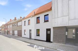 Deze instapklare, gerenoveerde woning bevindt zich op een boogscheut van het centrum van Meulebeke. De woning geniet van een uitstekende bereikbaarheid en ligt op wandel- en fietsafstand van diverse winkels, horeca, sportgelegenheid, openbaar vervoer...<br /><br />Op het gelijkvloers bevindt zich een inkomhal met gastentoilet, een badkamer met douche en dubbele wastafel (spiegel boven de wastafels wordt nog voorzien door de verkoper). Ook de aansluitingen voor wasmachine en droogkast bevinden zich in de badkamer. Verder is er op het gelijkvloers een woonkamer met aansluitend de open keuken met eiland die voorzien is van een inductiekookplaat, dampkap, spoelbak, oven, microgolf, vaatwas, koelkast en voldoende kastruimte.<br /><br />Het eerste verdiep bestaat uit een nachthal met toilet en twee ruime slaapkamers. Het tweede verdiep is te bereiken via een vaste trap en hier bevindt zich de derde slaapkamer met aansluitend nog een praktische zolderberging.<br /><br />Tot slot beschikt de woning over een gezellig terras, tuin, een uitweg naar de Kasteeldreef, airco's die koelen én verwarmen, 8 zonnepanelen met een totaal vermogen van 3.680 Wattpiek, vloerverwarming, ...<br /><br /><strong>Ook wild geworden van deze thuis?<br />Twijfel niet langer en leg vandaag nog uw bezoek vast!</strong>