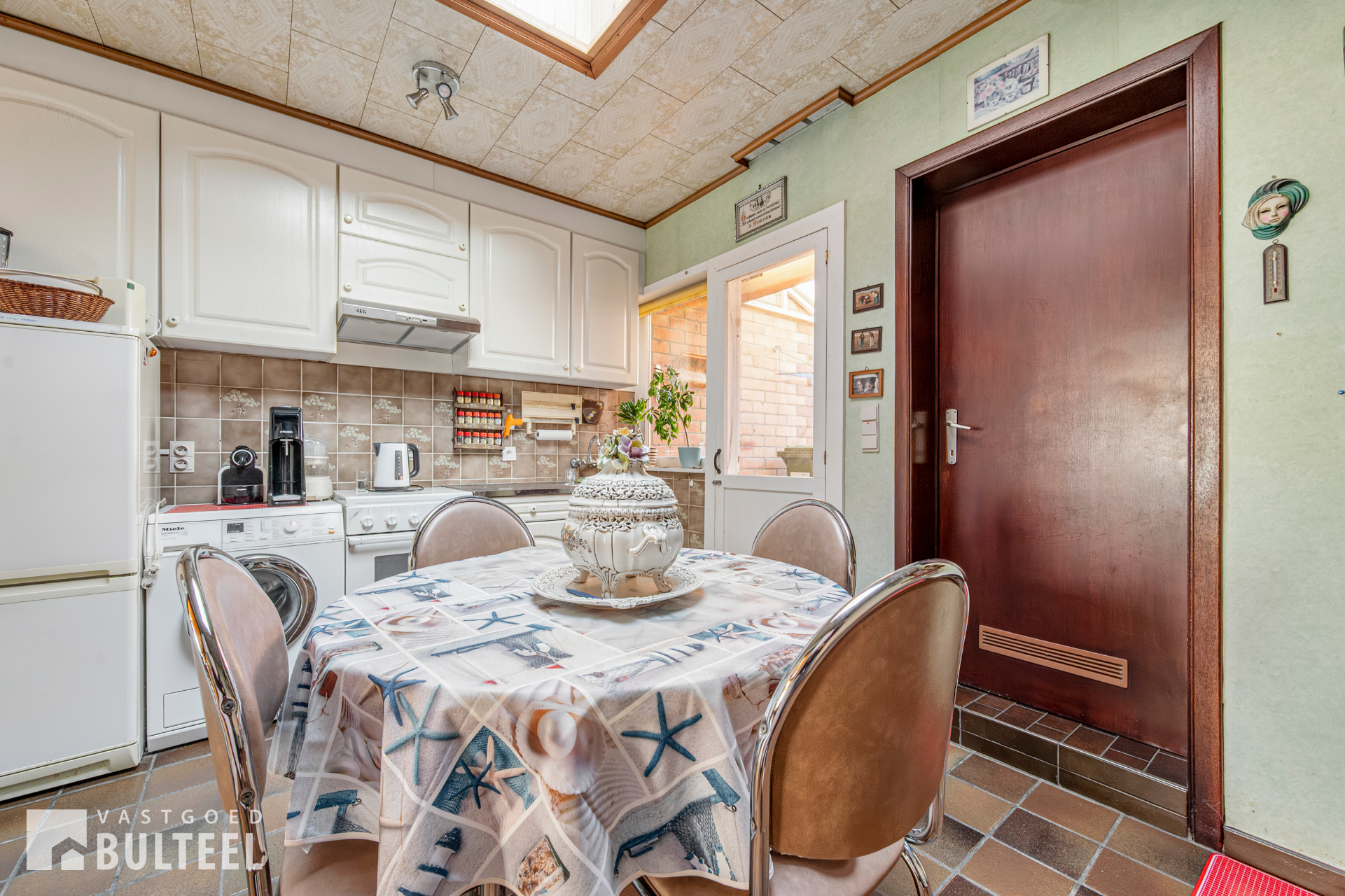 Op te frissen gesloten bebouwing met tuin in Waasmunster. - foto 5