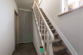 Achter deze charmante gevel schuilt een ruim en verzorgd huis dat voorzien is van alle comfort. Is centraal gelegen in een doodlopende straat, vlot bereikbaar. Via de inkom- en traphal betreed je een aangename living vooraan met zithoek, aansluitend de eetplaats, een comfortabele leefkeuken (ruim voorzien van kasten, en alle toestellen + kookeiland voorzien van gasfornuis) met eetgedeelte, een zeer gerriefelijke badkamer (ligbad, dubbele wastafel, douche en wc). Een praktische en droge kelder biedt nog wat extra-bergruimte. Boven zijn er 2 mooie slaapkamers (waarvan 1 de functie kreeg van dressing), een douchekamer met toilet en wastafel, en met een vaste trap naar een derde slaapkamer in een gezellig dakverdiep. De oprit die plaats kan bieden aan meerdere wagens, leidt naar de garage/fietsenberging, met aansluitend een aparte atelier-ruimte die multifunctioneel kan ingevuld worden. Een grote werkruimte met een mezzanine doet onder meer dienst als wasplaats, en geeft met met zijn schuifraam uit op een leuk terras die de voormiddagzon biedt, onder de pergola met druivelaar. De verzorgde aangelegde tuin biedt privacy en rust en, heeft ook achteraan nog een overdekt terras waar het in de late namiddag en 's avonds zalige momenten u opwachten, met een bijzonder tuinhuis (dé "chouffe chalet" genaamd) waar het gezellig toeven is aan de elektrische haard, in wat koudere dagen). Zo kan in alle seizoenen optimaal genoten worden met alle leuke ruimtes die voorhanden zijn. De woning is op alle ruimtes voorzien van airco, met warmtepomp (buitenunit) en bovendien is er in de leefruimte een palletkachel, die er in de winter het lekker gezellig warm houdt. De woning is voorzien van 17 zonnepanelen die een normaal gezinsverbruik ruim dekt. Naast de verrassende tuimtes binnenin, is er ook wat extra plaats voor iemand die wat hobbyruimte of werkruimte wenst. Asbestveilig attest, elektriciteit conform gekeurd, EPC-score is gunstig (C), regenwaterput, technieken allemaal prima in orde.. Grijp uw kans, en plan een bezoek!