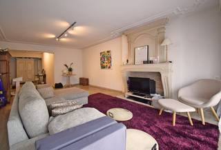 Dit recent opgefrist appartement is gelegen op 1ste verdieping in een kleinschalig residentieel gebouw in de Noordstraat 88.<br /><br />Bevat een grote woonkamer met haard in sierschouw en kasteelvloeren. Apart toilet. Berging waar wasmachine kan aangesloten worden. Ruime eetkeuken in perfecte staat voorzien van alle comfort. Beiden bieden toegang tot het balkon vooraan. Recente energiezuinige verwarming en voorzien van ledverlichting. <br /><br />Eerste Slaapkamer met toegang tot terras achteraan.<br />tweede Slaapkamer met ingemaakte kasten, toegang tot terras en aansluitend de perfect onderhouden badkamer recent nieuwe douche en dubbel lavabomeubel.<br /><br />Kleinschalig gebouw.<br /><br />Mogelijkheid tot aankoop van een grote garage in de tegenovergelegen zijstraat op 100m.