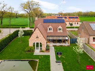 Op zoek naar een ruime, instapklare én energiezuinige woning in Turnhout mét extra mogelijkheden voor werk of opslag? Deze prachtig gerenoveerde woning aan de Tielendijk 125 combineert comfort, ruimte en moderne technieken met een praktisch en ruim bijgebouw.

Ruimte en indeling:
Deze sfeervolle woning beschikt over 4 volwaardige slaapkamers, waarvan één op het gelijkvloers en momenteel in gebruik als praktijkruimte, met de mogelijkheid om een 5e slaapkamer te creëren. Ideaal voor grote gezinnen, thuiswerk of hobbyruimtes.
De lichtrijke leefruimte vormt samen met de ruime volledig geïnstalleerde keuken het hart van de woning. Dankzij de grondige renovatie geniet u hier van hedendaags wooncomfort zonder zorgen.

Technisch en energiezuinig sterk uitgerust:
Zonnepanelen met thuisbatterij
Zonnecollectoren
CV-haard
Snellader voor elektrische wagen
Regenwatervijver met recuperatiesysteem ca.30.000 L.
met aansluiting op toiletten, wasmachine.
Automatische sproei-installatie voor de tuin

Bovendien werden alle sanitaire leidingen volledig vernieuwd tot aan de straat, inclusief in de tuin.

Extra troeven:
Volledig gerenoveerde woning
Kruipruimte onder de volledige woning
Duurzame en toekomstgerichte investeringen
Flexibele indeling met uitbreidingsmogelijkheden
Ruim bijgebouw met zolder met ca.165 m² gebruiksoppervlakte:
Ideaal voor zelfstandige activiteit en perfect als atelier, werkplaats of opslagruimte

Ligging:
Gelegen op een zeer gunstige locatie in de groene rand van Turnhout, met vlotte verbindingen naar E-34 alsook naar Kasterlee-Geel E-313.

Kortom:
Een uitzonderlijke eigendom die wonen en werken perfect combineert, met veel ruimte, moderne technieken en een sterke focus op energiezuinigheid.

Interesse?
Contacteer ons vandaag nog voor een bezoek en ontdek zelf de vele mogelijkheden van deze unieke woning!
Vermelde afmetingen en oppervlaktes zijn indicatief. 