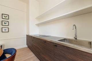 Vous cherchez un appartement prêt à l'emploi avec du caractère et du confort ? Cet appartement de 2 chambres à coucher, récemment rénové et entièrement meublé, situé au 113 Mechelsesteenweg, est exactement ce qu'il vous faut. Grâce à sa situation centrale, les magasins, les restaurants, les transports publics et les principales voies d'accès se trouvent à proximité immédiate.Avantages :- Récemment rénové- Entièrement meublé- Éléments authentiques combinés à des finitions modernes- Hauts plafonds et lumière naturelle abondanteLe hall d'entrée donne accès à un espace de vie spacieux et lumineux, où les hauts plafonds, les moulures élégantes et les finitions de haute qualité attirent immédiatement l'attention. L'espace atmosphérique combine un charme authentique avec un confort de vie contemporain et bénéficie d'une lumière naturelle agréable grâce aux grandes fenêtres. La cuisine design ouverte s'intègre parfaitement à l'espace de vie et est entièrement équipée d'appareils électroménagers de qualité et d'un grand espace de rangement.De plus, l'appartement dispose d'une chambre principale spacieuse et d'une seconde pièce plus petite qui pourrait parfaitement servir de bureau, de dressing ou de chambre d'amis. La salle de bains présente une finition moderne et est équipée de tout le confort contemporain.L'appartement est loué entièrement meublé, ce qui vous permet d'emménager immédiatement sans investissement supplémentaire.Intéressé(e) ?Remplissez vos coordonnées via notre site web afin que le gestionnaire de dossiers de l'agence immobilière Sinjoor puisse vous contacter dans les plus brefs délais.