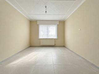 Deze instapklare woning is centraal gelegen en omvat een gelijkvloerse verdieping met inkom, apart toilet, ruime lichtrijke leefruimte en volledig ingerichte keuken. Op het eerste verdiep zijn 2 ruime slaapkamers en een badkamer met inloopdouche, lavabomeubel en toilet. Op het tweede verdiep zijn 2 ruime slaapkamers en een zolderruimte aanwezig. Er is tevens een zeer ruime kelder met aansluiting voor de wasmachine. Buiten is een afgesloten tuin met terras.