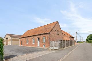 - Landelijke hoeve op een groot perceel (4.981 m²)- Rustig gelegen: Slypsstraat 42 in Moorslede/Slypskapelle- Met ruime, moderne loods (+/- 537 m²)-...