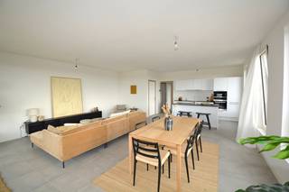 Energiezuinig nieuwbouwappartement gelegen op een absolute toplocatie, rustig gelegen aan het parkgebied Oude God en op wandelafstand van de Statielei, bestaande uit: inkomhal met apart toilet en handenwasser; ruimte voor vestiaire; leefruimte met veel lichtinval, grenzend aan een zonnig, ruim terras met prachtig zicht over het park; volledig ingerichte open keuken; handige bijkeuken; extra berging met aansluiting voor wasmachine; 3 slaapkamers en 2 badkamers telkens voorzien van lavabomeubel en douche. Gemeenschappelijke fietsenstalling en mogelijkheid tot aankoop van ondergrondse autostaanplaats en kelder. Prachtig appartement voorzien van alle modern comfort (ventilatiesysteem type D, individuele zonnepanelen, vloerverwarming, kamerhoge ramen, plafonds van 2,8 meter hoog, ...). De appartementen zijn beschikbaar bij akte. Verkoop onder BTW-stelsel. Op onze website kan u ook het aanbod van fase 2 vinden in dit project! <br /><br />