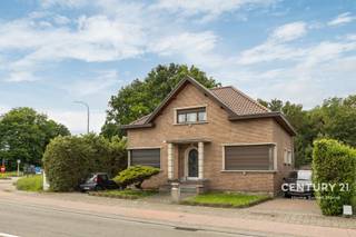 <p>Ontdek deze ruime en karaktervolle villa op een uitstekende ligging in Machelen, op de grens met Vilvoorde. Deze eigendom combineert royale leefruimtes, een prachtige tuin en tal van praktische voorzieningen, waardoor ze de ideale woning vormt voor gezinnen die op zoek zijn naar ruimte, comfort en privacy.</p>
<p>Bij het betreden van de woning wordt u verwelkomd in een ruime inkomhal die meteen een gevoel van grandeur uitstraalt. Op het gelijkvloers bevindt zich een grote slaapkamer met een eigen badkamer, ideaal als master suite, gastenkamer of voor wie graag gelijkvloers woont. Verder beschikt de villa over een lichtrijke woonkamer en een aparte eetkamer die samen een aangename leefomgeving creëren voor het hele gezin. De zeer ruime keuken biedt meer dan voldoende werk- en opbergruimte en wordt aangevuld met een praktische berging. Een afzonderlijk toilet vervolledigt deze verdieping.</p>
<p>Vanuit de leefruimtes heeft u toegang tot een indrukwekkend terras van ongeveer 40 m² dat uitkijkt op de grote tuin. Deze buitenruimte vormt de perfecte plek om te genieten van zonnige dagen, gezellige diners met familie en vrienden of gewoon van de rust en het groen rondom de woning.</p>
<p>Op de eerste verdieping bevinden zich drie ruime slaapkamers, waarvan één beschikt over een eigen dressing. Daarnaast is er een bijzonder grote badkamer met een tweede toilet, wat zorgt voor optimaal comfort voor het hele gezin.</p>
<p>De woning beschikt bovendien over een ruime kelder die tal van mogelijkheden biedt als opslagruimte, hobbyruimte of werkatelier. Buiten geniet u van een uitzonderlijk grote tuin die een oase van rust vormt. Achteraan de tuin bevindt zich een grote garage, terwijl aan de achterzijde van de villa nog twee extra garages aanwezig zijn. Op hetzelfde niveau als de tuin bevindt zich bovendien een bijkomend ruim terras, waardoor u op verschillende plaatsen rondom de woning van het buitenleven kunt genieten.</p>
<p>Een bijkomende troef is dat het dak enkele jaren geleden volledig werd vernieuwd, wat de woning extra waarde en gemoedsrust geeft voor de toekomst.</p>
<p>Dankzij de combinatie van royale ruimtes, meerdere garages, een prachtige tuin en een strategische ligging nabij Vilvoorde, Brussel en de belangrijkste invalswegen, biedt deze villa een unieke kans voor wie op zoek is naar een ruime gezinswoning met bijzonder veel potentieel.</p>
