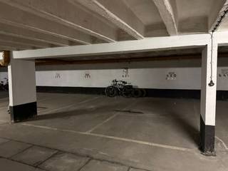 Deze standplaats is gelegen op de -2 verdieping van de sectie 4 in Residentie Royal Palace, de standplaats is makkelijk te bereiken...