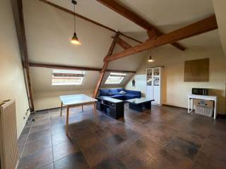 Bezichtigingen worden énkel aangevraagd via de website. <br /><br />In het centrum van Aartrijke vlakbij diverse winkels, scholen en het openbaar vervoer is dit ruim appartement gelegen. Verschillende verbindingswegen naar zowel Jabbeke, Torhout en Zedelgem dragen bij tot deze centrale ligging. <br /><br />Het appartement is ingedeeld als volgt: inkomhal, een ruime woonkamer met volledig ingerichte open keuken met dubbele wastafel, oven, kookplaat, dampkap en koelkast, twee slaapkamers en een badkamer met bad met douchemogelijkheid, toilet en wastafel.<br /><br />Tevens geniet dit eigendom van dubbele beglazing, gemeenschappelijke fietsenberging en centrale verwarming op aardgas. <br /><br />Beschikbaar vanaf 01/12/2026<br /><br />Bezoekmoment 13/10 vanaf 16u30 (enkel op afspraak)<br /><br />