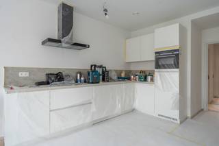 <span><strong>Nieuwbouw appartement met 1 slaapkamer en terras te Geel.</strong><br />E-peil: 8 | Beschikbaar: 01/04/2026 | Autostaanplaats inbegrepen<br /><br /><strong>Bezoek aanvragen kan via deze link</strong>: https://dilegno.mijnhuurprofiel.be/property/67d5dfdd-0d85-44be-9254-84e692d2e507<br /><br /><strong>Omschrijving:</strong></span><span><br /></span><span>We betreden dit energiezuinige appartement op de gelijkvloerse verdieping. <br />Het appartement beschikt over 1 slaapkamer, een badkamer, een ruime en lichtrijke woonkamer met open keuken en een apart toilet. <br />De keuken is volledig uitgerust en beschikt over een<span> combi-oven</span>, inductiekookplaat, koelkast, vaatwasser, spoelbak en dampkap. <br />Verder is de badkamer voorzien van een inloopdouche en badkamermeubel met dubbele wastafel .<br />Als extra geniet deze woning van een praktische berging met aansluitingen voor wasmachine en droogkast.<br />Vanuit de leefruimte is er toegang tot het terras achteraan.<br /><br />Tevens beschikt de woning over een autostaanplaats achteraan het gebouw, reeds inbegrepen in de prijs.<br /><br />De woning is reeds volledig opgeschilderd en instapklaar.<br />Ten slotte is er een gemeenschappelijke afvalberging en zijn er twee gemeenschappelijke fietsenbergingen, waarvan 1 vooraan en 1 achteraan.<br /><br /><strong>Algemeen:</strong><br />- Terras<br />- Zonnepanelen<br />- Beschikbaar: 01/04/2026<br />- Gemeenschappelijke kosten: provisie € 65/maand<br /></span>