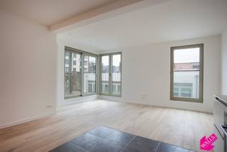 Toplocatie! Nieuwbouw luxe één slaapkamer appartement, beschikbaar vanaf 1 december. <br /><br />Het appartement is aan de achterzijde van het gebouw gelegen, super rustig !<br /><br />Indeling: <br />inkomhal, afzonderlijk toilet, leefruimte op parket met open volledig ingerichte keuken, berging met aansluiting voor wasmachine, zonnig terras, ruime slaapkamer op parket en prachtige badkamer met inloopdouche en lavabomeubel met veel opbergruimte.<br /><br />Verder beschikt het appartement over een kelderberging, fietsenberging en een ondergrondse autostaanplaats (verplicht bij te huren aan 120 euro per maand).<br /><br />Bijzonderheden:<br />Individuele kosten 60 euro per maand (onderhoud gemeenschappelijke delen en lift) water, gas en elektriciteit met individuele meters. <br />Zeer gunstig EPC van 139 kWh/m².