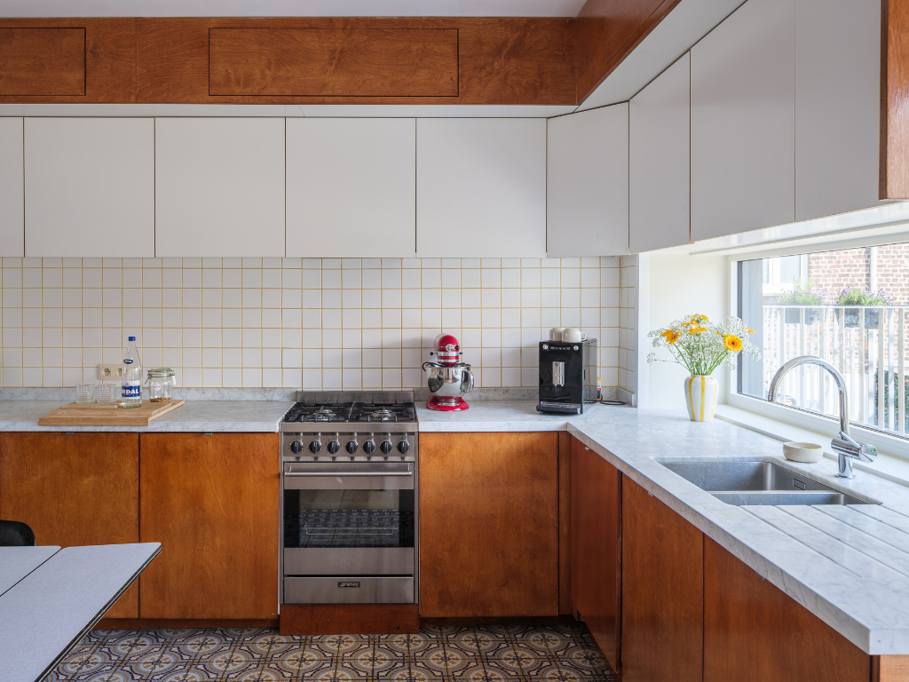 Uniek gerenoveerde, instapklare woning op fietsafstand van het stadscentrum met aangename buitenruimtes (terras en stadstuin) en 3 volwaardige slaapkamers. - photo 5