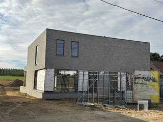 <p><span>Deze knappe nieuwbouwwoning in moderne architectuur maakt deel uit van project 'La Vue' (Struikstraat 77A, 77B, 77C en 77 D in Assent). </span></p><p><span> </span></p><p><span>Woning Struikstraat 77B</span><span> heeft 178 m² woon- en leefruimte en omvat:</span></p><p><span>- kruipkelder</span></p><p><span>- gelijkvloers: inkomhal, gastentoilet, eetruimte, centrale keuken, leefruimte met bureel, ruime berging</span></p><p><span>- verdieping: drie volwaardige slaapkamers, nachthal met lichtstraat die als dressing kan dienen, een complete badkamer, apart toilet en technische berging</span></p><p><span> </span></p><p><span>Buiten beschikt u over een zeer ruim en zonnig terras met zicht en toegang naar de tuin.</span></p><p><span>De tuin wordt ingezaaid en gescheiden met een aangeplante haag. Vooraan zijn er eveneens verhardingen en planten voorzien.</span></p><p><span>Dit alles op een perceel grond van 1024 m² met een prachtig groen zicht op de Hagelandse velden.</span></p><p><span> </span></p><p><span>Kwaliteiten</span></p><p><span>+ lichtrijk (maximale lichtinval dankzij de grootte raampartijen);</span></p><p><span>+ grote leefruimte (met ruimte voor een bureau);</span></p><p><span>+ uniek zuidgericht terras (met prachtig perspectief);</span></p><p><span>+ zeer energiezuinig: label A (goed voor een besparing op uw energiefactuur + op de onroerende voorheffing);</span></p><p><span>+ duurzaam: zonnepanelen met warmtepomp voor verwarming, warm water én koeling;</span></p><p><span>+ landelijke zichten en toch vlakbij Bekkevoort en Diest;</span></p><p><span>+ op 5 minuten van de snelweg Genk-Leuven-Brussel-Antwerpen</span></p><p><span>+ aan de voet van het mooie Hageland, de verborgen parel van Vlaanderen, waar heuvels fluisteren en wijnranken zingen.</span></p><p><span> </span></p><p><span>Zeer knappe luxe afwerking. U kan de woning nog volledig naar uw hand zetten. Maak je eigen keuzes bij de aangestelde toonzalen (keuken, sanitaire uitrusting, vloeren, faiences en binnendeuren).</span></p><p><span>Indien gewenst kan u deze woning ook casco of casco+ kopen. Meer info op aanvraag te verkrijgen.</span></p><p><span> </span></p><p><span>Deze woning is klaar voor de toekomst. </span></p><p><span> </span></p><p><span>La Vue is een nieuw architectuurproject van Mint Projects.</span></p><p><span>Verkoop door Immo Diest, samen thuis in vastgoed.</span></p><p><span>De koper staat centraal. </span></p><p><span>Meer info en een bezoek? Aarzel niet, bel Immo Diest: 013 31 25 22.<br />Wij laten u de woning graag na afspraak bekijken.<br /><br /></span></p>