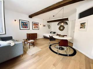Smaakvol <strong>GEMEUBELDE</strong> studio op de 2de verdieping van een karaktervol gebouw, gelegen in een zijstraat van het charmante Hendrik Conscienceplein. Op een steenworp afstand van de Grote Markt, de Groenplaats en de Scheldekaaien.<em><strong> </strong></em><br /><br /><strong>Indeling</strong><em><strong>: </strong></em>leef-/slaapruimte op parket met volledig ingerichte open keuken; badkamer op keramische leisteen met ligbad; lavabo; toilet en handdoekdroger. (Huisraad, huis- en badlinnen,...aanwezig)<br /><br /><strong>Bijzonderheden:</strong>
<ul>
<li>Parlofoon.</li>
<li>ServiceKosten ALL-IN €185,-/maand (gas, water, electriciteit, tv, internet en verzekering)</li>
<li>Beschikbaar: vanaf 1 augustus</li>
</ul>