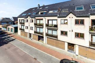 In een kleinschalig gebouw, op wandelafstand van het station, scholen en winkels, vindt u dit lichtrijk en verrassend ruim appartement.U betreedt het...
