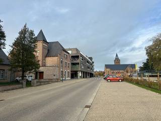 Lichtrijk appartement pal in centrum van Houthulst.Het appartement bestaat uit: ruime inkomhal met apart toilet - luchtige leefruimte met open keuken...