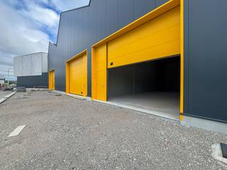 Op een absolute toplocatie, in een nieuwe KMO-zone nabij de N16, centraal gelegen tussen Bornem en Puurs en dichtbij alle nodige faciliteiten, bieden wij deze KMO-unit aan. De perfecte locatie voor jouw bedrijf dankzij de strategische ligging en vlotte toegang.<br /><br />De ruimte is volledig nieuw en dus instapklaar.<br /><br />De aangeboden KMO-unit biedt een mooie oppervlakte van 147m².<br />De garagepoort is 5,50m breed en 4,00m hoog.<br /><br />De KMO-unit is voorzien van een gootsteen en toilet.<br /><br />Er is één autostaanplaats in de huurprijs inbegrepen (P11).<br /><br />De huurprijs is exclusief BTW, onroerende voorheffing en gemeenschappelijke kost.<br /><br />Heb je interesse in deze KMO-unit?<br />Neem gerust contact op via bryann@julimmo.be of 0492 86 51 03.