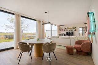 In het stiltegebied van Zuienkerke bevindt zich deze instapklare landelijke residentie gelegen op een perceel van maar liefst 9.605 m2 en...