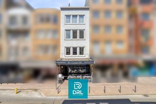 Rendementspand met handelszaak en 2 appartementen in De Panne.<br />Interessant investeringspand op topligging, bestaande uit een handelsgelijkvloers (230m²) en twee woonentiteiten (130m² en 57m²).<br /><br />Het handelsgedeelte wordt momenteel uitgebaat als restaurant "La Coupole", een gevestigde waarde met sterke reputatie. De ruimte omvat een gelagzaal met bar en een zeer ruime kelderverdieping met professionele keuken, koelcel en bergingen. Het zonnig terras is een extra troef. Er is een gescheiden toegang voor het handelspand en de woonentiteiten.<br /><br />Indeling:<br />- Duplexappartement (3 slaapkamers) op verdieping 1 en 2<br />- 1-slaapkamerappartement op de bovenste verdieping<br /><br />Troeven:<br />- Combinatie handel en wonen<br />- Handelspand met gevestigde uitbating<br />- 2 woonentiteiten<br />- Professioneel uitgeruste keuken<br />- Gelegen in toeristische kustgemeente<br /><br />Ideaal als investering met potentieel voor stabiel rendement. De vermelde prijs omvat het geheel inclusief volledige inboedel van handelspand (keuken, meubilair,…)<br /><br />Het handelsgelijkvloers en het duplexappartement hebben een EPC-score C, het appartement op de bovenste verdieping een EPC-score F (plat dak dient geïsoleerd te worden).<br /><br />Meer info of een bezoek inplannen? Contacteer DRL VASTGOED, 050 65 95 95 of info@drlvastgoed.be<br />