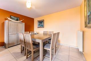 Op zoek naar een ruim appartement met een uitstekende ligging én een garage? Dit appartement op de derde verdieping combineert royale leefruimtes met een praktische indeling en beschikt bovendien over twee terrassen. Dankzij de centrale ligging in het centrum van Roeselare is dit appartement zowel interessant voor eigen bewoning als als investeringseigendom.<br /><br /><strong>Ligging:</strong> Het appartement geniet van een zeer centrale ligging in het hart van Roeselare. Winkels, gezellige horecazaken, openbaar vervoer en andere voorzieningen bevinden zich op korte wandelafstand. U geniet hier van alle voordelen van comfortabel stadsleven, met alles binnen handbereik.<br /><br /><strong>Indeling van het appartement:</strong><br />U komt het appartement binnen via de inkomhal die toegang biedt tot de ruime woonkamer. Aansluitend bevindt zich de ingerichte keuken met bijhorende berging. Vanuit de woonkamer heeft u toegang tot het voorliggende terras.<br />Verder beschikt het appartement over een badkamer voorzien van een bad, aparte douche en lavabomeubel, een afzonderlijk toilet en een aparte wasplaats die eveneens dienst kan doen als praktische opbergruimte. Er zijn twee slaapkamers, waarvan één slaapkamer toegang biedt tot het achterliggende terras.<br />Bij het appartement hoort tevens een garagebox in de kelderverdieping van het gebouw.<br />Het appartement is momenteel verhuurd aan een solvabele huurder, waardoor het pand vanaf de aankoop onmiddellijk verhuurrendement biedt.<br /><br /><strong>Technische eigenschappen:</strong>
<ul>
<li>Centrale verwarming op aardgas.</li>
<li>Dubbele beglazing.</li>
<li>Zonnepanelen met thuisbatterij voor de gemeenschappelijke delen.</li>
<li>Lift aanwezig.</li>
</ul>
<strong>Extra troeven:</strong>
<ul>
<li>Zeer centrale ligging in het centrum van Roeselare.</li>
<li>Ruim appartement met twee terrassen. </li>
<li>Inclusief garagebox in het gebouw aanwezig. </li>
<li>Reeds verhuurd aan een solvabele huurder.</li>
<li>Interessant als investeringseigendom dankzij het onmiddellijk verhuurrendement.</li>
</ul>
<strong>Interesse?</strong> Neem contact op met ons kantoor voor meer informatie of plan een vrijblijvend bezoek aan het appartement. Ontdek zelf de ruimte, de centrale ligging en de investeringsmogelijkheden die dit appartement te bieden heeft.