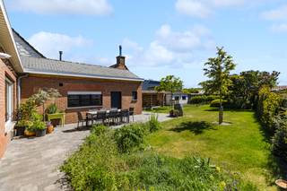 <p>Op zoek naar comfortabel gelijkvloers wonen met potentieel? Deze bungalow in Oudenburg biedt een mooie basis op een centrale ligging.</p><p>Via de inkomhal kom je in de gang die toegang geeft tot de lichtrijke leefruimte met zicht op de tuin. Aansluitend bevindt zich de praktische keuken met toegang tot de berging en het aparte toilet. Verder zijn er twee volwaardige slaapkamers en een nette badkamer. De inpandige garage en extra bergingen zorgen voor voldoende opbergruimte.</p><p>Buiten geniet je van een zonnige tuin met de nodige privacy, ideaal om tot rust te komen.</p><p>Technisch zijn reeds stappen gezet: de meeste ramen werden vernieuwd naar hoogrendementsglas en het plafond is geïsoleerd. Door het aanpassen van het verwarmingssysteem kan de EPC-score relatief eenvoudig verbeterd worden.</p><p>Centrale ligging met een vlotte verbinding naar Brugge, Oostende en omliggende gemeenten, alsook nabij winkels en voorzieningen.</p><p>Ideaal voor wie comfortabel en gelijkvloers wil wonen en de woning verder naar eigen smaak wil afwerken.</p><p>Interesse?</p>
