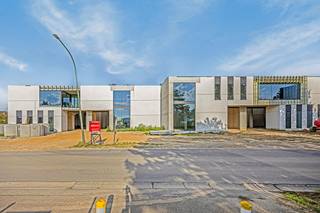 Op de knappe site 'Trudopark' te Sint-Truiden wordt dit bedrijfsgebouw te koop aangeboden.In totaal zijn er nog vijf eenheden te koop, met tal van...