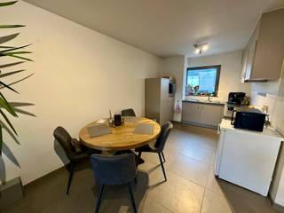 Dit appartement is gelegen in het hartje van Erembodegem-Dorp, bevindt zich op de 2de verdieping en is ook bereikbaar met de lift. Indeling: tweede verdieping: inkomhal/nachthal met toilet, ruime lichtrijke leefruimte met volledig geïnstalleerde open keuken (42,30m²) voorzien van een keramische kookplaat, dampkap, vaatwasmachine, oven, koelkast met vriesvak en dubbele spoelbak. De leefruimte biedt toegang tot het achtergelegen terras (6,30m²). Vervolgens vinden we 2 slaapkamers (11,20m² + 9,40m²), een badkamer (4,20m²) met dubbele lavabo en inloopdouche en de berging/wasplaats. Er is een garage in de huurprijs inbegrepen, deze bevindt zich achteraan het gebouw. De gemeenschappelijke lasten zitten reeds vervat in de huurprijs! Het appartement is gelegen op wandelafstand van winkels/warenhuizen, scholen, openbaar vervoer en station Erembodegem. Onmiddellijk beschikbaar! Indien u graag een bezoek wenst, aarzel niet ons te contacteren op affligem@immoaccenta.be