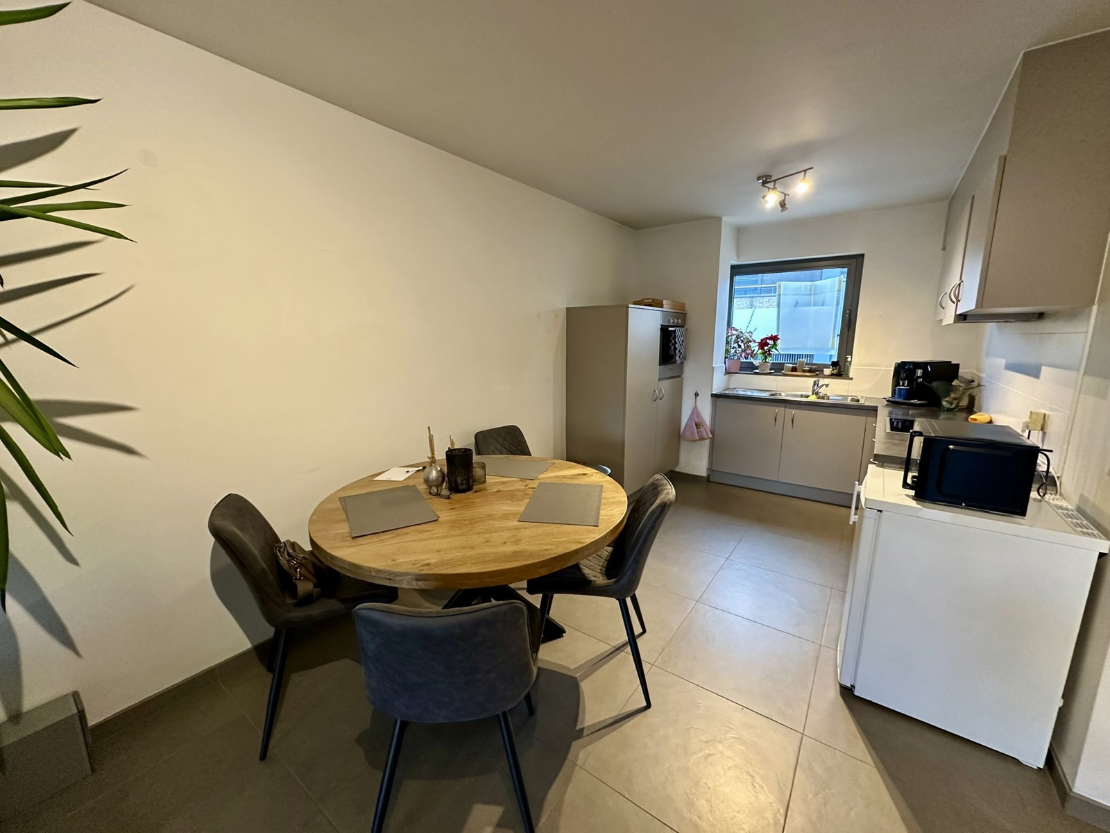 Ruim 2-slaapkamer appartement met terras en garage - foto 3