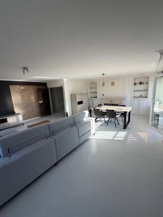 Dit energiezuinig instapklaar appartement op de 2verdieping kan uw droom appartement worden.<br />Inkomhal met vestiaire, apart toilet, badkamer met ligbad, dubbel lavabo-meubel en toilet, aparte berging/wasplaats.<br />Ruime living met open zicht wegens hoek appartement waardoor ook automatisch veel lichtinval. Aanpalend terras. Aparte volledig ingerichte keuken. 1 zeer ruime slaapkamer met zuid georiënteerd terras. 2de slaapkamer. Kelder. Conforme elektrische keuring. Lift. Ook ideaal als investering.<br />Bezoek via olivier@immo-en-cie.be of 0475/970.780.