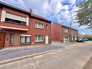 Op een rustige en groene ligging in Doornzele bevindt zich deze verzorgde halfopen bebouwing met 3 slaapkamers, een nette keuken &amp; badkamer en een volwaardige zolderverdieping. De woning ligt centraal, met onder meer een school op wandelafstand, en combineert een aangename woonomgeving met een praktische bereikbaarheid (parkgebied vooraan).<br />De woning staat op een onderhoudsvriendelijk perceel van 290m² en werd doorheen de jaren subliem onderhouden en op verschillende vlakken opgefrist. Dankzij de mooie bewoonbare oppervlakte en praktische indeling is dit een interessante gezinswoning met een stevige basis, waar nieuwe eigenaars verder hun eigen accenten kunnen leggen.<br />Op het gelijkvloers vinden we een aangename leefruimte met houtkachel, een nette keuken en aansluitend een ruime bijkeuken/wasplaats. De badkamer werd in 2021 vernieuwd en ook de elektriciteit is conform gekeurd in 2025, wat alvast een belangrijke investering uitspaart.<br /><br />Op de verdieping bevinden zich 3 slaapkamers. Daarnaast beschikt de woning over een volwaardige zolderverdieping, die bijkomende mogelijkheden biedt en waar eventueel een vaste trap naartoe kan worden voorzien.De tuin biedt voldoende ruimte om aangenaam van het buitenleven te genieten zonder veel onderhoud en achteraan bevindt zich een ruime dubbele carport (2016)<br /><br />De woning heeft momenteel een EPC-label F en valt bijgevolg onder de renovatieverplichting. Vooral de huidige elektrische accumulatieverwarming weegt door in de energiescore. Het moderniseren van het verwarmingssysteem kan dan ook een belangrijke stap zijn richting een betere energieprestatie.<br /><br />Indeling: inkomhal met apart toilet, leefruimte met eet- en zithoek, nette keuken, badkamer met douche &amp; toilet, praktisch bijkeuken/berging/wasplaats en de onderhoudsvriendelijke tuin met dubbele carport. <br />1ste verdieping: nachthal en 3 slaapkamers<br />+ de volwaardige opbergzolder (mogelijkheden). <br /><br />Een verzorgde gezinswoning op een rustige, groene locatie met heel wat potentieel ! <br />Meer info of een bezoek? Bel WIJSvastgoed op +32 9 395 80 10 !