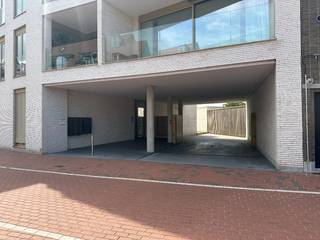 Deze ruime garagebox is zeer centraal gelegen in het centrum van Knokke-Heist. De garagebox ligt op verdieping -2 en is te bereiken via een autolift. Er is een automatische poort en er is elektriciteit voorzien. De garagebox is onmiddellijk beschikbaar. Afmetingen: diepte: 6m47, breedte: 2m90, hoogte lift: 2m.