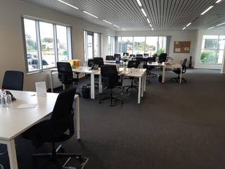 Extremely easily accessible all-in office with a surface area of 144 m² for rent near the E40 slip road 19 Aalst.The office is ready-to-use and...