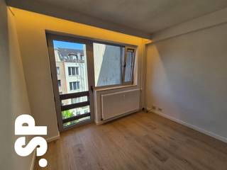 Centraal gelegen, opgefriste studio op de 4e verdieping, aan de achterzijde van het gebouw met een uitstekende ligging aan de Nationalestraat.<br /><br />De studio bestaat uit een living met veel lichtinval, een keuken (vuur, spoelbak en ijskast), badkamer met douche en apart toilet en een handige inbouw opbergkast. <br /><br />De gemeenschappelijke kosten bedragen € 90/maand (warm water en vaste kosten) + € 70/maand (provisie verwarming).<br /><br />EPC 129 kWh/m²<br /><br />Meer info?<br />Contacteer het kantoor van IMMO SP in Antwerpen via info@immosp.be of 03 226 20 40.