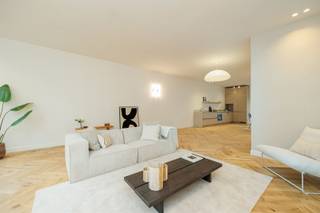 <p><span>Appartement rénové dans un immeuble remis à neuf. Ici, vous achetez la garantie d'une vie sereine. Pas de frais à venir, pas de travaux de rénovation à prévoir. Prêt à emménager.</span></p><p><span> </span></p><p><span>Situé au premier étage d’un petit immeuble abritant une boutique pour enfants au rez-de-chaussée, cet appartement a fait l’objet d’une rénovation complète. Laissez-vous séduire par le parquet à chevrons et les belles menuiseries. Les portes aspect bois ou les finitions haut de gamme dans la cuisine et la salle de bains. Bienvenue dans la Kloosterstraat. Bienvenue chez vous. </span></p><p><span> </span></p><p><span>- Choix stylistiques par une architecte d'intérieur</span></p><p><span>- Grande terrasse</span></p><p><span>- 3 chambres + bureau </span></p><p><span>- Beaucoup de lumière grâce aux nombreuses baies vitrées </span></p><p><span>- Une conception à la fois écologique et esthétiquement tournée vers l'avenir</span></p><p><span> </span></p><p><span>En entrant, vous découvrez un vestiaire. Accrochez votre manteau, retirez vos chaussures et poussez la porte en acier. À votre gauche, vous apercevez le coin salon avec ses trois grandes baies vitrées qui vous permettent d’observer les passants en train de chiner dans la rue la plus animée d’'-t-Stad. À votre droite, vous trouverez une grande cuisine en L, en bois clair, de style scandinave. Cette cuisine est entièrement équipée, du réfrigérateur au lave-vaisselle en passant par le four. Invitez vos amis, c’est le moment de les impressionner. Un petit escalier descendant, à nouveau bordé de baies vitrées, nous mène à un local technique et à des toilettes pour invités. Une première pièce située juste derrière relie l’espace de vie aux chambres situées à l’arrière. Cette première pièce nous semble parfaite comme bureau, mais peut-être préférez-vous en faire votre dressing préféré ? À l’arrière, sur la gauche, un couloir mène à la terrasse privée sur le toit. Ensoleillée et à l’abri des regards. Que demander de plus ? Une chambre parentale donne également sur la terrasse de l’autre côté. Vous pourrez ainsi prendre votre café du matin en plein air. Cette chambre parentale dispose d’une salle de bains attenante, comme il se doit. Imaginez une baignoire, un double lavabo, des toilettes et une douche à l’italienne. Un magnifique mélange de carrelage en travertin et de petites mosaïques. Enfin, en montant l'escalier, vous découvrirez deux autres chambres séparées par une salle de douche. Ici, tout est possible. Ici, l'espace règne. Ici, le calme est au rendez-vous. </span></p><p><span> </span></p><p><span>Prêt à découvrir ? <span>George@sinjoor.be</span></span><span> ou 03.283.05.00 </span></p>