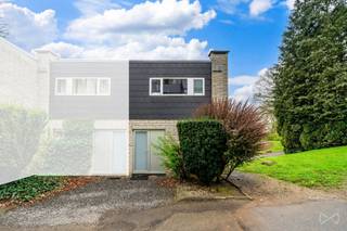 Prijs verlaagd – Een kans om te grijpen!
We Invest Malmedy heeft het genoegen dit duplex appartement met twee slaapkamers voor te stellen voor vakantieverhuur, gelegen in het domein "Les Terrasses de Malmedy". Genesteld op de hoogten van Malmedy, biedt het een uitzonderlijk uitzicht over de vallei terwijl het toch dicht bij alle voorzieningen is. Het complex beschikt over een speeltuin, petanquebanen en ligt op slechts enkele minuten van wandelpaden.
Indeling: Begane grond: hal, ingerichte keuken (oven, kookplaat, afzuigkap, koelkast, gootsteen, vaatwasser, apparatuur, meubels) uitkomend op een lichte woonkamer met houtkachel, terras op het zuidoosten. 1e verdieping: overloop, 1 slaapkamer met tweepersoonsbed, 1 slaapkamer met stapelbed, badkamer (dubbele wastafel, douchecabine, toilet, handdoekenrek).
Technische kenmerken: de prijs is inclusief meubilair (+- €10.000), aluminium ramen met dubbele beglazing, elektrische verwarming, elektrische boiler, elektriciteit volgens de voorschriften, PEB = G ( 791 kWh/m².an - E Totaal 44.273 - ref 20160313014423), lage PEB omdat er geen bewijs is van isolatie, afvoer via het gemeenschappelijke micro-station van het landgoed, gemeenschappelijke tuin, gemeenschappelijke parkeerplaatsen.
De verkoop vindt plaats op basis van een erfpachtcontract met een jaarlijks te betalen canon (1,5% van de verkoopprijs).