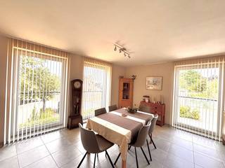 KIJKDAG ZATERDAG 29/08 VAN 10u TOT 12u, OP AFSPRAAK!<br /><br />Bent u op zoek naar een ruim, instapklaar appartement op een uitstekende ligging? Dan is dit recente hoekappartement op de eerste verdieping, gebouwd in 2021, zeker een bezoek waard. Met een bewoonbare oppervlakte van maar liefst 131 m², drie volwaardige slaapkamers en een ruim terras van 11,5 m² combineert dit appartement ruimte, functionaliteit en een centrale ligging. Dankzij de gunstige Z/W-oriëntatie geniet u bovendien de hele namiddag en avond van een aangename zoninval op het terras en in de leefruimte. De ligging op wandelafstand van het centrum van Gistel zorgt ervoor dat alle dagelijkse voorzieningen zich binnen handbereik bevinden, terwijl u tegelijk profiteert van de rust en het wooncomfort van een recente residentie.<br /><br />De indeling is als volgt: een ruime inkomhal, een apart toilet, drie volwaardige slaapkamers, een stijlvolle en functioneel ingerichte badkamer, een lichtrijke en ruime leefruimte met directe toegang tot het zonnige terras, een volledig geïnstalleerde keuken en een praktische berging. Daarnaast beschikt het gebouw over een gemeenschappelijke fietsenberging, ideaal voor het veilig en praktisch stallen van fietsen.<br />Bovendien bestaat de mogelijkheid om een garage bij aan te kopen.<br /><br />Dankzij het recente bouwjaar geniet u van alle voordelen van een hedendaags en energiezuinig appartement, zonder aankoop onder het btw-stelsel, zoals bij een klassieke nieuwbouw.<br />Ontdek zelf de vele troeven van dit ruime en moderne hoekappartement. Contacteer Ward via 0470 20 66 88 voor meer informatie of een bezoek ter plaatse.<br />