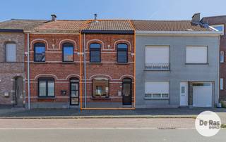 <p><strong>AALST - Instapklare starterswoning met 3 slaapkamers en gezellige stadstuin</strong><br /><br />AALST – Deze instapklare – starterswoning- bevindt zich in een rustig en toegankelijk gedeelte van Aalst. Uitstekend aanbod qua openbaar vervoer, onderwijs en toegangswegen richting E40. U beschikt over 155m² bewoonbare oppervlakte en een gezellige stadstuin van 100m².<br /><br />Naar indeling toe hebben we op het gelijkvloers, aparte inkomhal, lichtrijke living, keuken, badkamer en veranda met zicht op de tuin. Op de eerste verdieping treffen we 2 grote slaapkamers. Een vaste trap brengt u naar de grote – geïsoleerde - zolderverdieping waar nog een extra derde slaapkamer kan ingericht worden. De elektriciteit is conform, er is geen asbest in de woning en het energielabel is D (geen renovatieplicht).<br />Dit huis is uitermate geschikt voor jonge starters die liever een huis boven een appartement verkiezen en die wensen te kopen i.p.v. te huren. Ook voor oudere mensen die kleiner wensen te wonen is dit een zeer goede aanbieding.<br /><br />De straat is recentelijk éénrichting geworden, waardoor het er zeer verkeersluw is geworden - zeker een extra troef ook qua parking.<br />Neem gerust contact met ons op voor meer informatie of plan vandaag nog uw bezoek via 053/60.65.60. Wij leiden u graag rond.</p>