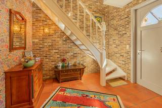 Op zoek naar een kwalitatieve en ruime open bebouwing? Deze charmante woning in landelijke stijl in Tisselt is gelegen in een doodlopende straat in een rustige woonwijk en combineert comfort, ruimte en energiezuinige extra’s.<br /><br />Met een bewoonbare oppervlakte van ca. 180 m² biedt deze woning een doordachte indeling en veel lichtinval. U betreedt de woning via de inkomhal met gastentoilet. De gezellige leefruimte met gashaard vormt het hart van de woning. Aansluitend bevindt zich de vernieuwde keuken met toegang tot de bijkeuken, een koele berging en inpandige garage. <br />Op de eerste verdieping geeft de nachthal uit op drie volwaardige slaapkamers en een badkamer met douche in bad, lavabo en toilet. Extra bergruimte is voorzien op de bergzolder.<br />Buiten geniet u van een uitstekend onderhouden en romantische tuin, een zonnig terras en een praktisch tuinhuis — ideaal voor ontspanning met het hele gezin. Een extra troef is zonder twijfel het poortje achteraan in de tuin, ideaal voor een aanhangwagen of tuinwerken! De zonneluifel aan het terras zorgt voor extra comfort op zonnige dagen. Vooraan beschikt de woning ook nog over oprit.<br />De woning is gelegen op een boogscheut van Mechelen en kent een uitstekende verbinding met Brussel en Antwerpen dankzij de nabijheid van de A12 en E19. De N16 zorgt op zijn beurt weer voor de uitstekende connectie met Mechelen en Sint-Niklaas.<br /><br />Extra troeven:<br />• 8 zonnepanelen<br />• Voldoende parkeergelegenheid<br />• Rustige en kindvriendelijke, maar toch centrale ligging<br />• Kwalitatieve, solide woning<br /><br />De woning is uiterlijk 1 november 2026 beschikbaar. Meer info en documenten op www.malines-group.be<br /><br />Stedenbouwkundige info: Vg - Wg - Gmo - Gvkr - Vv