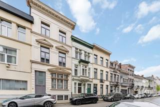 Dit prachtig gerenoveerde herenhuis, gelegen in de gewilde Zurenborg wijk, combineert authentieke charme met modern comfort. Bij binnenkomst wordt u verwelkomd door de originele mozaïektegels die de sfeer van weleer behouden. De ruime, gloednieuwe keuken is voorzien van alle moderne gemakken en biedt een gezellige eetplaats. Vanuit de keuken heeft u toegang tot het terras en de stadstuin, een oase van rust in het hart van de stad.<br /><br />Op de begane grond bevindt zich ook een praktische badkamer/wasruimte , evenals een apart toilet. Op de halve verdieping vindt u een tweede badkamer, eveneens met een apart toilet, perfect voor het gemak van het hele gezin.<br /><br />De eerste verdieping herbergt twee ruime slaapkamers, terwijl de tweede verdieping nog eens twee grote slaapkamers biedt. Op de derde verdieping is er een veelzijdige ruimte die perfect kan dienen als speelkamer, family room of een extra slaapkamer.<br /><br />Bovendien beschikt het huis over een kelder, ideaal voor extra bergruimte of als opslagruimte voor diverse spullen.<br /><br />De Zurenborg wijk staat bekend om zijn unieke mix van architectuur, gezellige cafés en restaurants, en groene stadsplekken. Het is een rustige, maar levendige buurt die alles biedt wat u nodig heeft voor comfortabel stadsleven, met een centrale ligging nabij het treinstation en de belangrijkste uitvalswegen. Deze buurt is een van de meest gewilde plekken in Antwerpen, met zijn charmante straatbeeld en de warme, gemeenschapsgerichte sfeer.