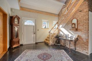 <p><em>Ontdek deze tijdloze en stijlvolle open bebouwing uit 1976, met een gunstig EPC C, gelegen op een perceel van 8a90 en omringd door een idyllische tuin. Deze woning combineert rust, ruimte en charme in een prachtige omgeving.</em></p>
<p>Op het gelijkvloers verwelkomt een lichtrijke inkomhal je naar de gezellige woonkamer met haard en de recente keuken – een lichte en aangename ruimte voor dagelijks leven en samenzijn. Een bureau kan eenvoudig worden ingericht als vierde slaapkamer.</p>
<p>Op de verdieping bevinden zich drie comfortabele slaapkamers en een badkamer. Het dak werd vernieuwd in 2015. Daarnaast beschikt de woning over een garage en staanplaatsen voor vlot parkeren, en een kelder voor extra opbergruimte.</p>
<p>Een unieke kans om te wonen in comfort, stijl en energie-efficiëntie!</p>