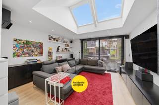 Deze volledig gerenoveerde woning (2016) combineert charme met modern comfort en is ideaal gelegen vlakbij diverse voorzieningen!<br /><br />Op het gelijkvloers geniet u van een lichtrijke leefruimte met gezellige zithoek en eetplaats, aansluitend op de stijlvolle open keuken met kookeiland en alle hedendaagse toestellen. Grote raampartijen en automatische Veluxramen zorgen voor een aangename lichtinval. Via het schuifraam bereikt u de onderhoudsvriendelijke tuin met terras, zonneluifel en buitenverlichting.<br /><br />De eerste verdieping beschikt over een ruime badkamer met ligbad, inloopdouche en toilet, evenals een royale slaapkamer met dressing. Op de tweede verdieping bevinden zich een tweede slaapkamer en een extra ruimte die perfect kan dienen als bureau of derde slaapkamer.<br /><br />De woning is energiezuinig uitgerust met zonnepanelen en thuisbatterij (10 kW), vloerverwarming op het gelijkvloers en warmtepompen (lucht/lucht). Daarnaast zijn er aluminium ramen met HR-glas, een geïsoleerd dak en een conforme elektrische installatie.<br /><br />Benieuwd om deze topper te ontdekken? Bel ons op het gekende nummer 059/250 590 om uw afspraak vast te leggen!