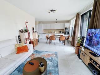 <p><strong>Plan je afspraak via www.living-stone.be</strong></p><p>Appartement met 3 kamers en groot terras. 1e verdieping - lift aanwezig.<br />Dit appartement bestaat uit een inkomhal, aparte wc, woon- en eetruimte, volledig geïnstalleerde open keuken, groot terras, 3 slaapkamers, badkamer met ligbad en dubbele lavabo, douchekamer, wasruimte/berging, kelder en een autostaanplaats. <br />Maandelijks € 210 provisie voor gemeenschappelijke kosten - onderhoud gebouw.<br /><strong>Beschikbaar 01/01/2027</strong>.<br />Mogelijkheid tot huren van tweede autostaanplaats €100/maand + €32 lasten.<br />EPC 42,22kWh/m² (Klasse A) CO2 8,93</p>