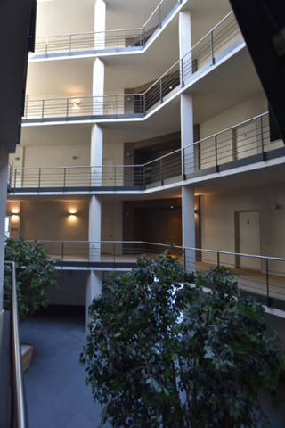 Kantorencomplex met gereinigde voorgevel en gerenoveerde hal. Zeer flexibel gebouw waardoor opsplitsen van kantoren is mogelijk. Valse...