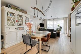 RUIM HOEKAPPARTEMENT MET 1 SLAAPKAMER EN GROOT ZONNETERRAS GELEGEN VLAKBIJ HET STRAND EN DE PRACHTIGE LEOPOLD I ESPLANADE TE DE PANNEBestaande uit...