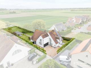 Moderne villa met open zicht op de velden, gelegen in een rustige villawijk te Knokke-Heist.