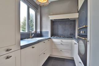 <p><span>Op zoek naar een ruime en lichtrijke woning op een rustige, groene locatie in Antwerpen-Linkeroever? Dan is deze bel-etagewoning in de Jan van Heelulaan beslist een bezoek waard! Met drie volwaardige slaapkamers, een inpandige garage en een westgerichte tuin biedt deze woning heel wat ruimte en mogelijkheden om er een gezellige thuis van te maken.<br /><br /></span><span>De woning bevindt zich in een rustige en kindvriendelijke woonomgeving, op korte afstand van het Sint-Annabos, het Esmoreitpark en de recreatiemogelijkheden van Sint-Anneke Plage. Ook winkels, scholen en openbaar vervoer bevinden zich in de omgeving. Bovendien geniet u hier van een vlotte verbinding met het centrum van Antwerpen en het Waasland.<br /><br /></span><span>Via de ruime inkomhal betreedt u de woning. Op het gelijkvloers bevinden zich een praktische bergplaats, een afzonderlijke was- en technische berging en een ruime inpandige garage met automatische sectionaalpoort. Vanuit de wasberging heeft u rechtstreeks toegang tot de tuin.<br /><br /></span><span>De eerste verdieping vormt het hart van de woning. Hier bevindt zich een ruime en lichtrijke doorzonwoonkamer die tal van mogelijkheden biedt voor een gezellige inrichting. Aansluitend vindt u de compacte maar functionele keuken, uitgerust met een gaskookvuur, dampkap, combi-oven, koelkast en vaatwasser, allemaal van het merk SMEG. Vanuit de keuken geniet u bovendien van een aangenaam zicht op de achterliggende tuin. De ruime traphal biedt op deze verdieping eveneens plaats aan een afzonderlijk toilet en een praktische vestiaireruimte.<br /><br /></span><span>Op de tweede verdieping bevinden zich drie volwaardige slaapkamers, een afzonderlijk toilet en een badkamer. Deze laatste is ingericht met een ligbad, een lavabo en een handdoekradiator.<br /><br /></span><span>Achteraan de woning bevindt zich een gezellige en onderhoudsvriendelijke tuin met terras. Dankzij de westelijke oriëntatie geniet u hier van de namiddag- en avondzon.<br /><br /></span><span>De woning beschikt over een EPC-label D en biedt, mits enkele moderniseringswerken, heel wat mogelijkheden om ze verder naar eigen smaak en wensen in te richten.<br /><br /></span><span>Kortom, een ruime gezinswoning met een praktische indeling, een aangename tuin en heel wat potentieel, gelegen in een groene en kindvriendelijke woonomgeving op Antwerpen-Linkeroever!<br /><br /></span><span>Graag laten we u deze woning persoonlijk ontdekken. Neem gerust contact met ons op voor bijkomende informatie of een bezoek via </span><span>verkoop@homevast.be</span><span> of tel. 03 344 77 44.</span></p>