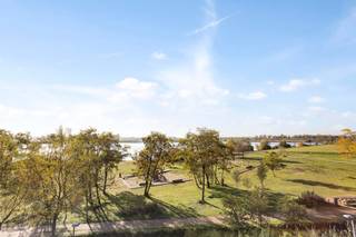 <p><strong>Hoogwaardig afgewerkt nieuwbouw appartement met frontaal waterzicht en parking. </strong><br /><br />Op de <strong>derde verdieping</strong> van een residentiële locatie bevindt zich dit nieuwbouw appartement, een oase van rust en licht met een <strong>adembenemend uitzicht over het zeilmeer Galgenweel en de skyline van Antwerpen.</strong> Hier woont u rustig, omringd door groen, winkels en restaurants, op een zucht van Antwerpen-centrum.<br /><br />Bij binnenkomst wordt u verwelkomd in een ruime inkomhal met een apart gastentoilet. De leefruimte baadt in het licht dankzij de schuiframen en biedt directe toegang tot het royale terras met frontaal waterzicht. Hier geniet u de hele dag door van zon en vergezichten.<br /><br />Verder een volledig geïnstalleerde open keuken, met een ruime berging met wasvoorzieningen. Via de hal bereikt u drie ruime slaapkamers. Verder een comfortabele badkamer met wastafel, ligbad en tweede toilet. Tot slot een tweede douchekamer. <br /><br /><strong>Ondergronds is er een autostaanplaats nr 20 op -1 beschikbaar aan 100 EUR en een handige kelderberging nr A12 op -1.</strong></p>
<p><br />Troeven: <br />- Eerste bewoning<br />- Extra gemeenschappelijk terras op de derde verdieping<br />- Frontaal waterzicht <br />- Privacy, geen inkijk op het terras <br />- Kelderberging en autostaanplaats<br />- Gemeenschappelijke fietsenstalling</p>
<p> </p>