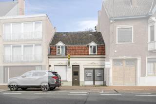 Nabij het centrum van Meulebeke vinden we deze voormalige frituur terug.Dit te renoveren huis werd begin de jaren 1900 opgetrokken op een perceel van 370m². Dit gaat over een totaalrenovatie waarbij je kan genieten van 6% BTW.Unieke mogelijkheid om het achterliggende stuk grond mee aan te kopen. Gezien de twee loten, mogelijks ook potentieel als projectgrond. Geen bouwverplichting. Dit pand is onderworpen aan de renovatieverplichting van de Vlaamse overheid voor residentiële gebouwen (behoudens bij sloop binnen 5 jaar na de aankoop). Consulteer voor meer informatie de website van het Vlaams Energie- en Klimaatagentschap via https://www.vlaanderen.be/een-woning-kopen/renovatieverplichting-voor-residentiele-gebouwen