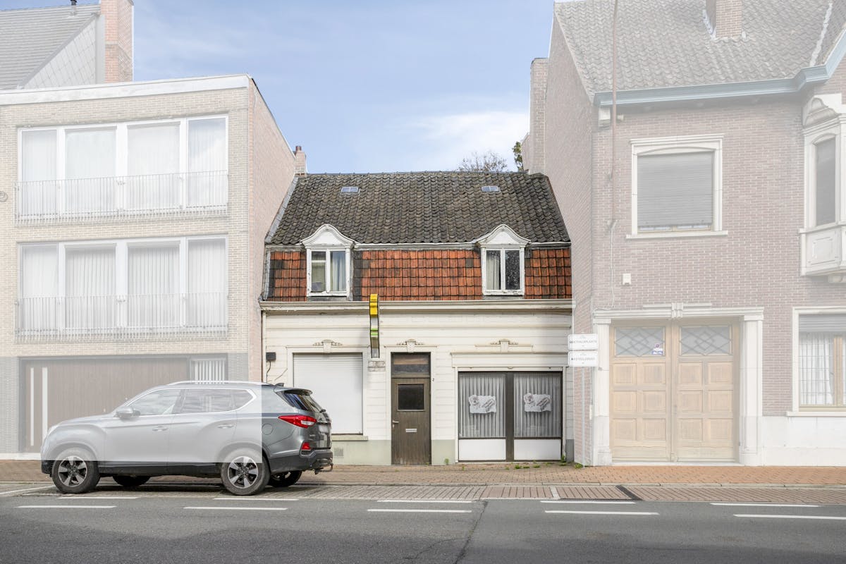 Te renoveren huis pal in het centrum van Meulebeke! - foto 1